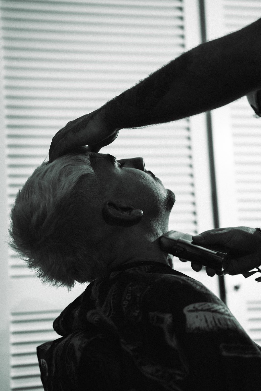 Barbero trabajando en blanco y negro