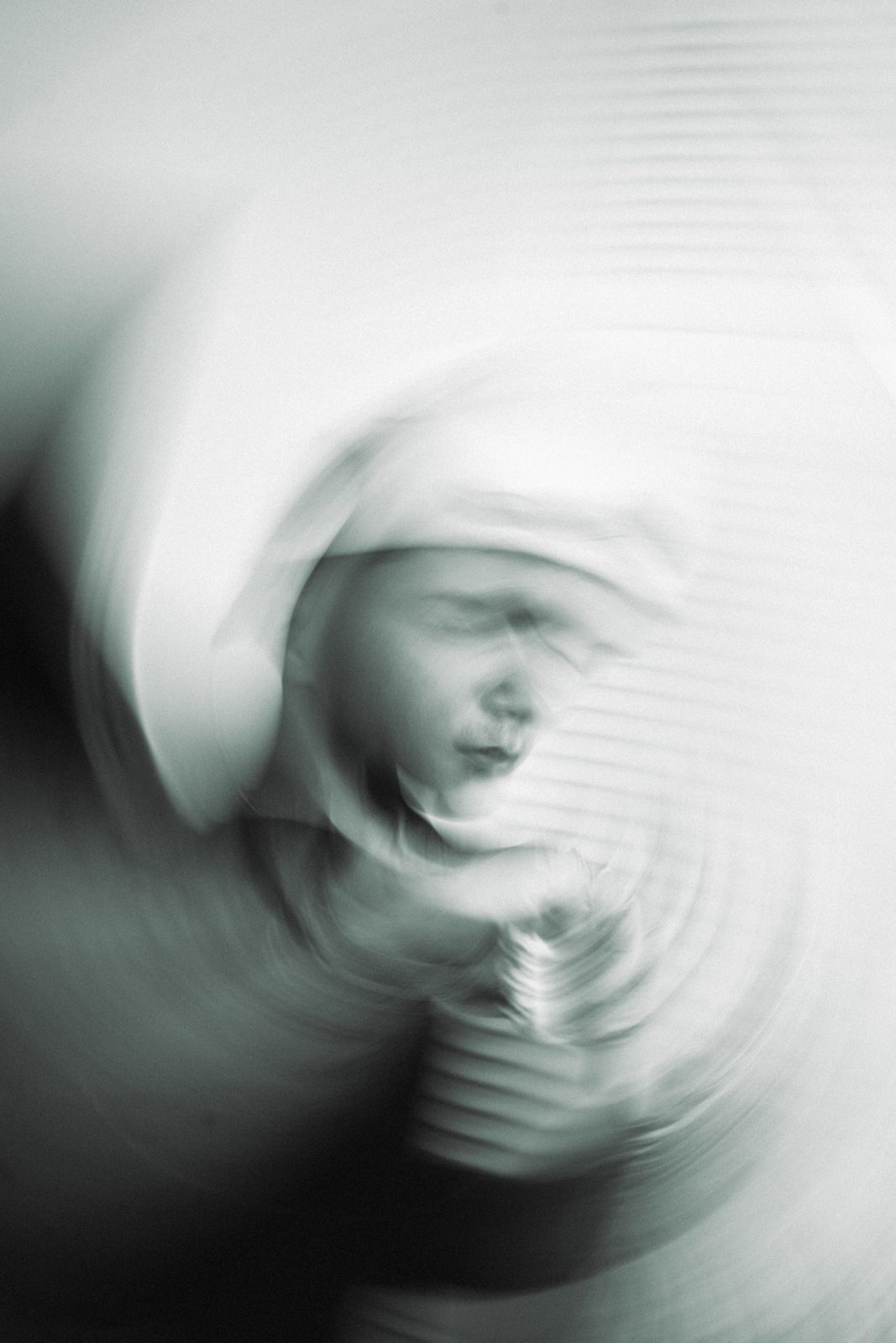 Retrato con efecto de movimiento en blanco y negro