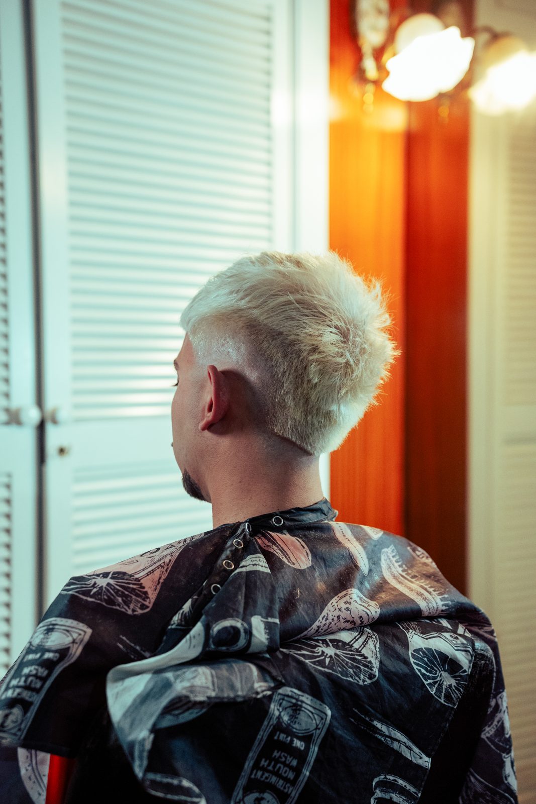 Cliente de espaldas con el pelo decolorado en la barbería