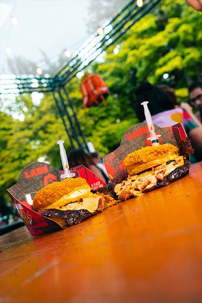 Dos hamburguesas sobre una mesa de madera